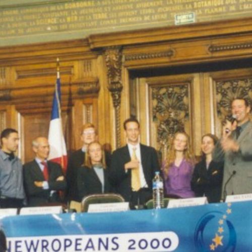Remise du prix Newropeans/ Fondation Robert Schuman à la Student Team, qui a contribué de manière décisive à l'organisation de cet événement européen sans précédent que constitue le congrès Newropeans 2000